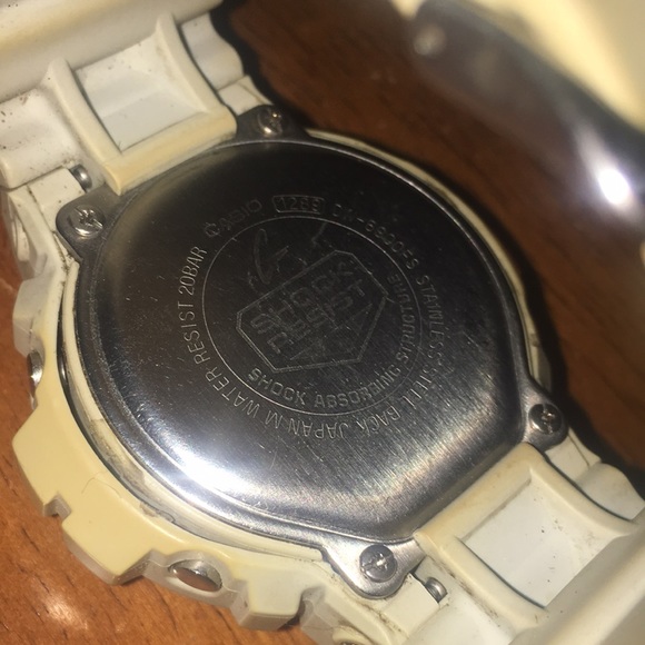 G-shock  watch (white ) - Picture 6 of 6